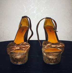  - Metallic klackskor inköpta hos H&M divided för flera år sen. Använda sparsamt!
De är supersköna att gå i :)
