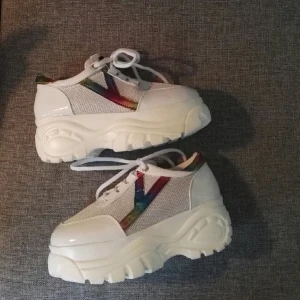  - "buffalo"skor (alltså ej äkta), strl 37. står strl 39 på men det är det inte :) köpta för runt 600 tror jag & helt oanvända. 