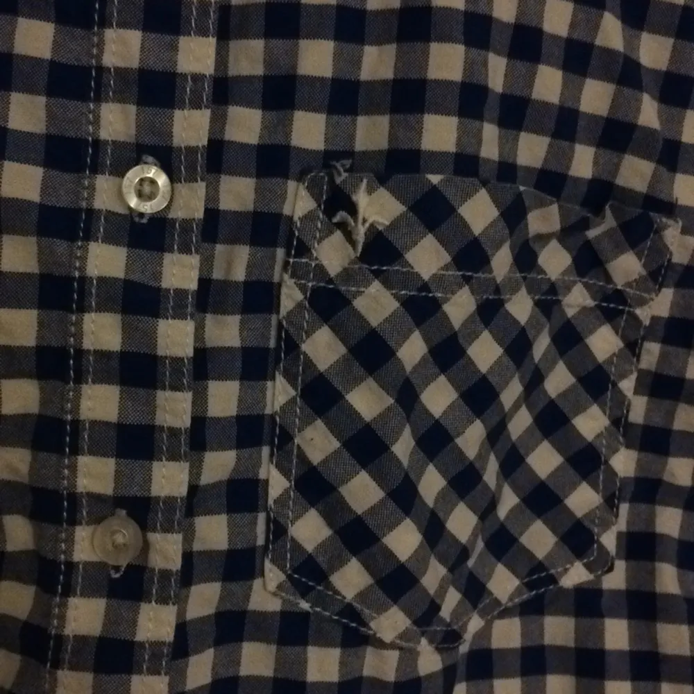 Snygg blåvit rutig skjorta från lager 157. Köpt på dam avdelningen. Säljer pga vuxit ur den. Ca 1 år gammal. . Skjortor.