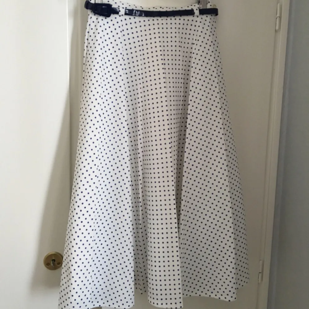 Rockabilly style from approx.70's or 80's
A nice vintage skirt for summer or autumn.
I am 161cm tall, length of the skirt is over my knees around 5-7cm.. Kjolar.