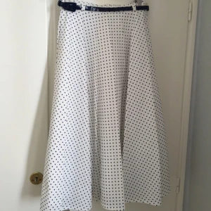  - Rockabilly style from approx.70's or 80's
A nice vintage skirt for summer or autumn.
I am 161cm tall, length of the skirt is over my knees around 5-7cm.