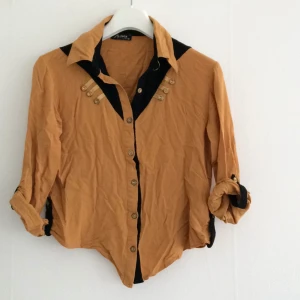  - Blus/skjorta i tuff kort modell! Antingen är du också kort eller så kör du den med brallor/kjolar med hög midja som jag (178).