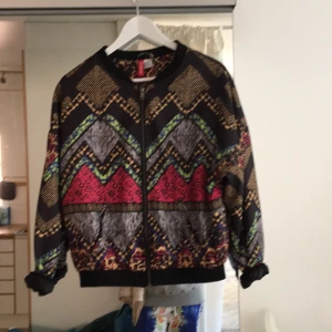  - En tunn jacka från Divided, knappt använd. 