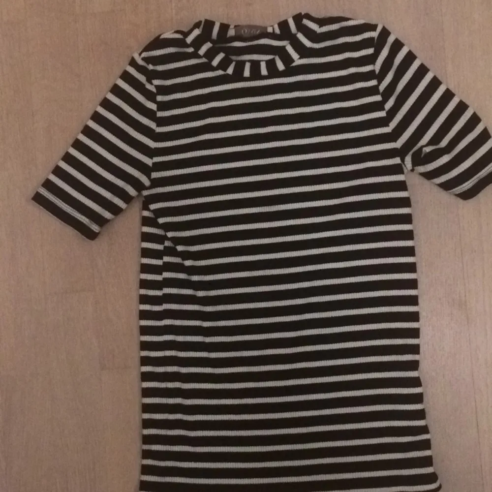 Snygg tröja från Oasis storlek S, säljs i butik just nu men kommer inte till användning i min garderob! Kan frakta eller mötas upp i Stockholm 💕. Tröjor & Koftor.