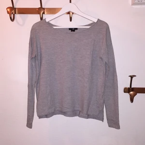  - Grå tröja från H&M