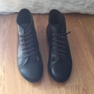  - Äkta läderskor från Spanien! Nästan oanvända. Bekväma men passar bäst till smala fötter. Nypris 70€. Unisex. 