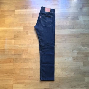  - Ett par Levis 511 slim fit jeans i perfekt skick, har aldrig tvättats. Inget fel, jag gick ner i vikt bara. Köparen betalar frakt, tar emot Swish betalning. 