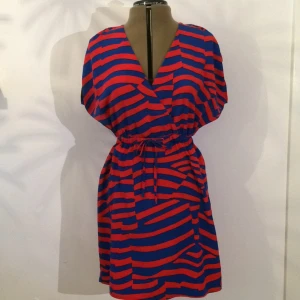  - Klänning hm, starka färger bekväm