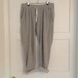  - Knappt använda mjukisbyxor från H&M