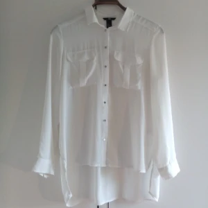  - Tunn skjorta från HM, knappt använd. Längre bak.