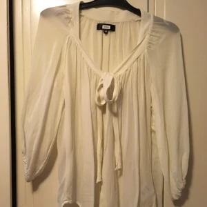  - Blus från Bikbok. I chiffong. I bra skick. Frakt tillkommer. Upphämtning i Stockholm går också bra.