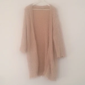  - Luddig, lång, gammelrosa kofta med trekvartsärm från h&m trend. 