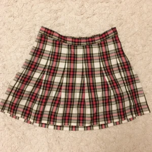  - Rutig kjol från H&M, använd endast en gång