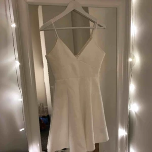  - En söt klänning ifrån Nelly.com Aldrig använd och är då i bra skick Nypris 299