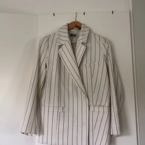  - Oversize kavaj från weekday. Fungerar som en S & M.