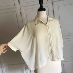  - • Transparent cremevit blus från Vila •  - Superfin till vardag och fest - Genomskinlig, så perfekt att han snygg bh under  50 kr + frakt