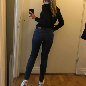  - Levis 710 super skinny jeans. Waist 25. Längd (se bild, jag är 162cm lång). Mörkblåa! Väldigt fina!! Ingen retur. Priset är inkl frakt!🌱☀️