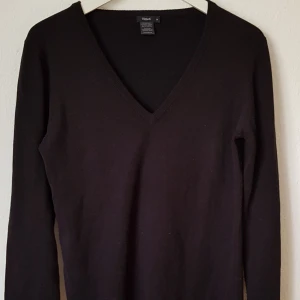  - Svart cardigan från Filippa K, strl M. Använd 1-2 gånger. Vardaglig men stilren, passar till allt.