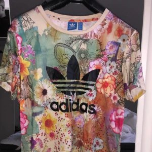 - Cool tröja från Adidas. Knappt använd. Nypris 499kr. Köparen står för frakt 