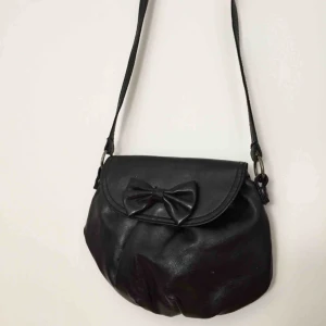  - Liten söt handväska i faux leather💗 frakt 20kr