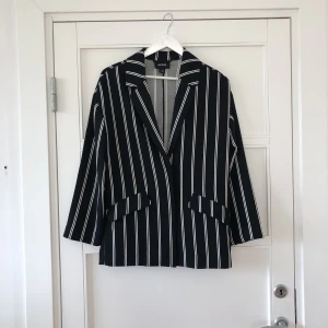  - Oversized avslappnad kavaj med två tryckknappar. Den angivna storleken är XS men den är som sagt oversized så passar även S och M beroende på. DÖSNYGG! 