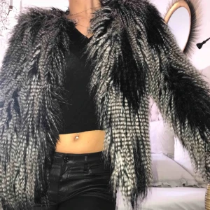  - Jacka med fuskpäls från H&M i olika färger. (Frakt ingår inte i priset så det står köparen för) 