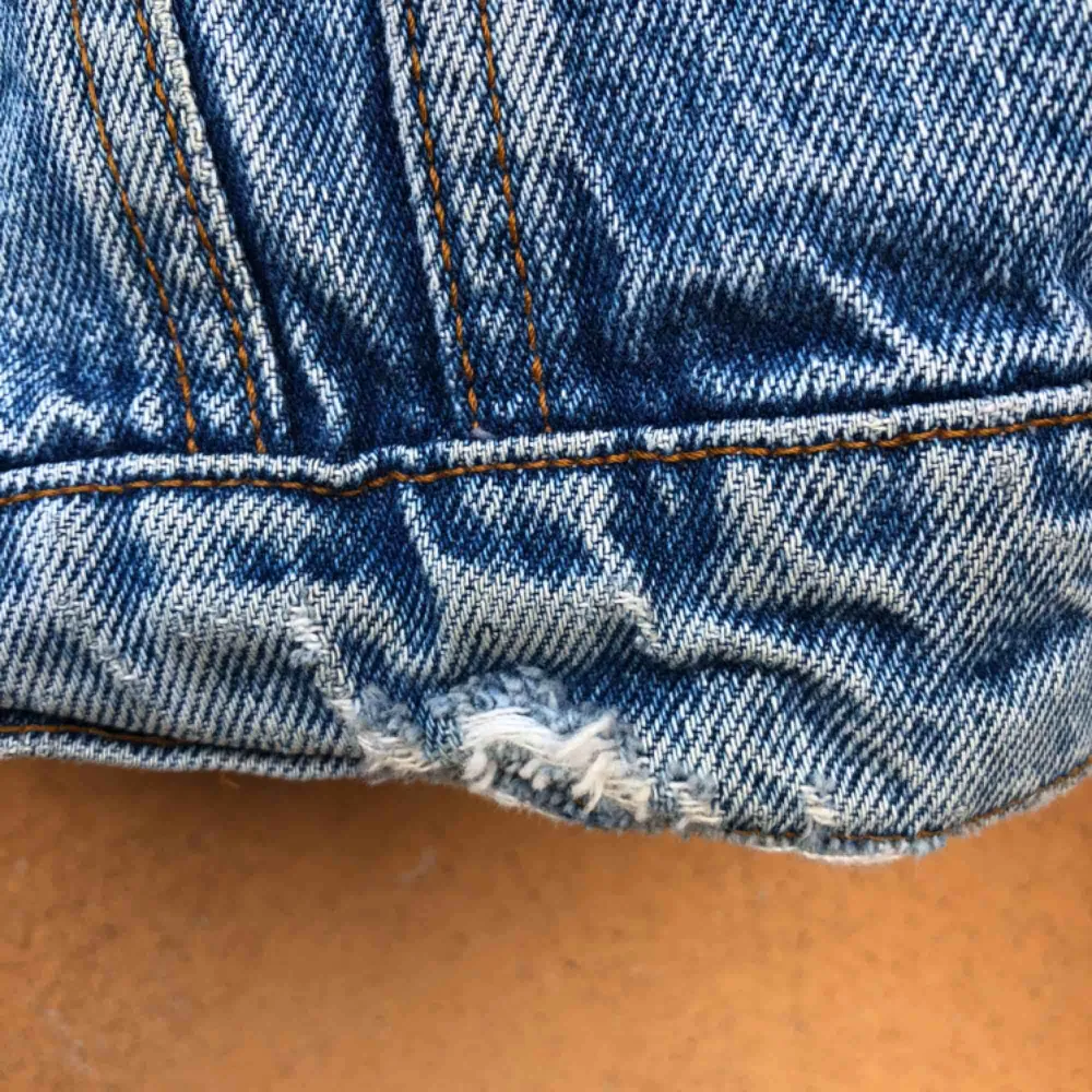 Supersnyggt sliten vintage jeansjacka från Levis. Storlek 44 på lappen sitter som en medium. Kan hämtas i Uppsala eller skickas mot fraktkostnad . Jackor.