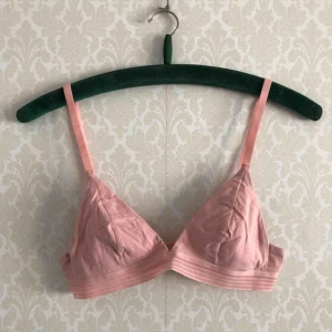  - Toppenfin bygellös bh i perfekt rosa!   • H&M • Storlek: Okänd, passar A-B kupa • Okänt material • Superfint skick - Endast använd en gång, tyvärr för liten. • FRAKT: 9kr