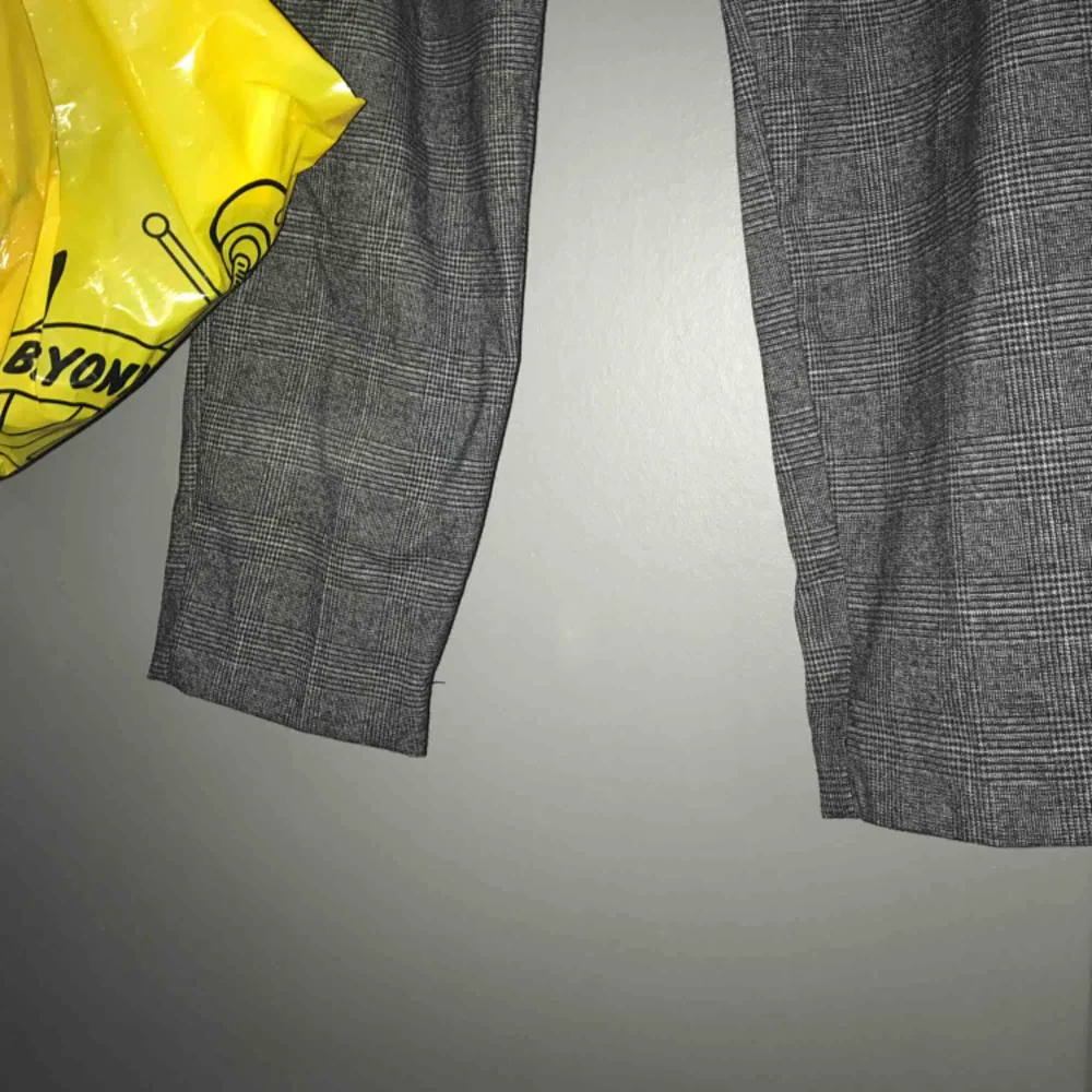 Rutiga kostymbyxor från Monki i storlek 42. Använda ett fåtal gånger. Köparen står för alternativ frakt 😘. Jeans & Byxor.