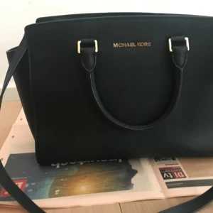  - Michael kors Selma satchel large. Säljer nu min några år gamla väska. Inte riktigt min stil så den får gå vidare. Den är i mycket fint skick trots att den är begagnad. Nypris 3500 kr