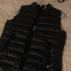  - svart dunväst från Mango! 