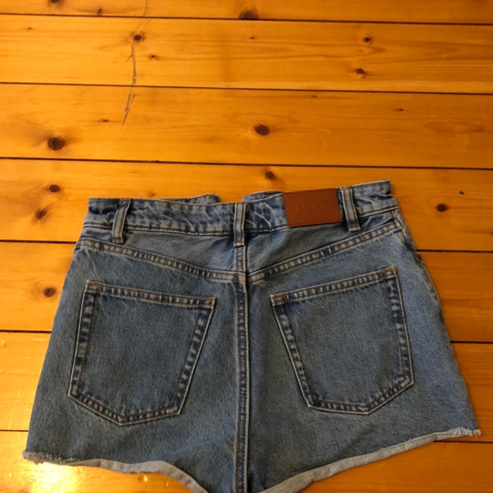 Säljer as snygga jeansshorts från monki. Jätte snygga men kommer tyvärr inte till användning längre, använd några gånger med fortfarande bra skick! . Shorts.