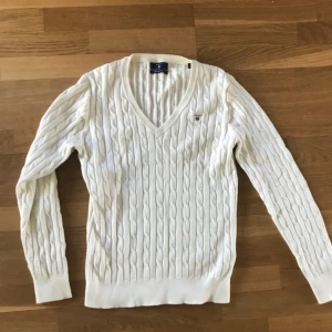  - äkta gant kabelstickad tröja i strl M men liten i storleken så mer en S (passar även XS)