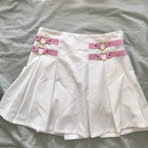  - Jättesöt kjol som tyvärr är för litet för mig. Plaggets storlek är M, men enligt svenska storlekar passar den bättre som en S. Bra skick!