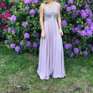  - Superfin balklänning som endast är använd en kväll! Nypris 4900kr och säljer den nu för 3000kr. Köpt på anina i Helsingborg. Pris kan diskuteras vid snabb affär!