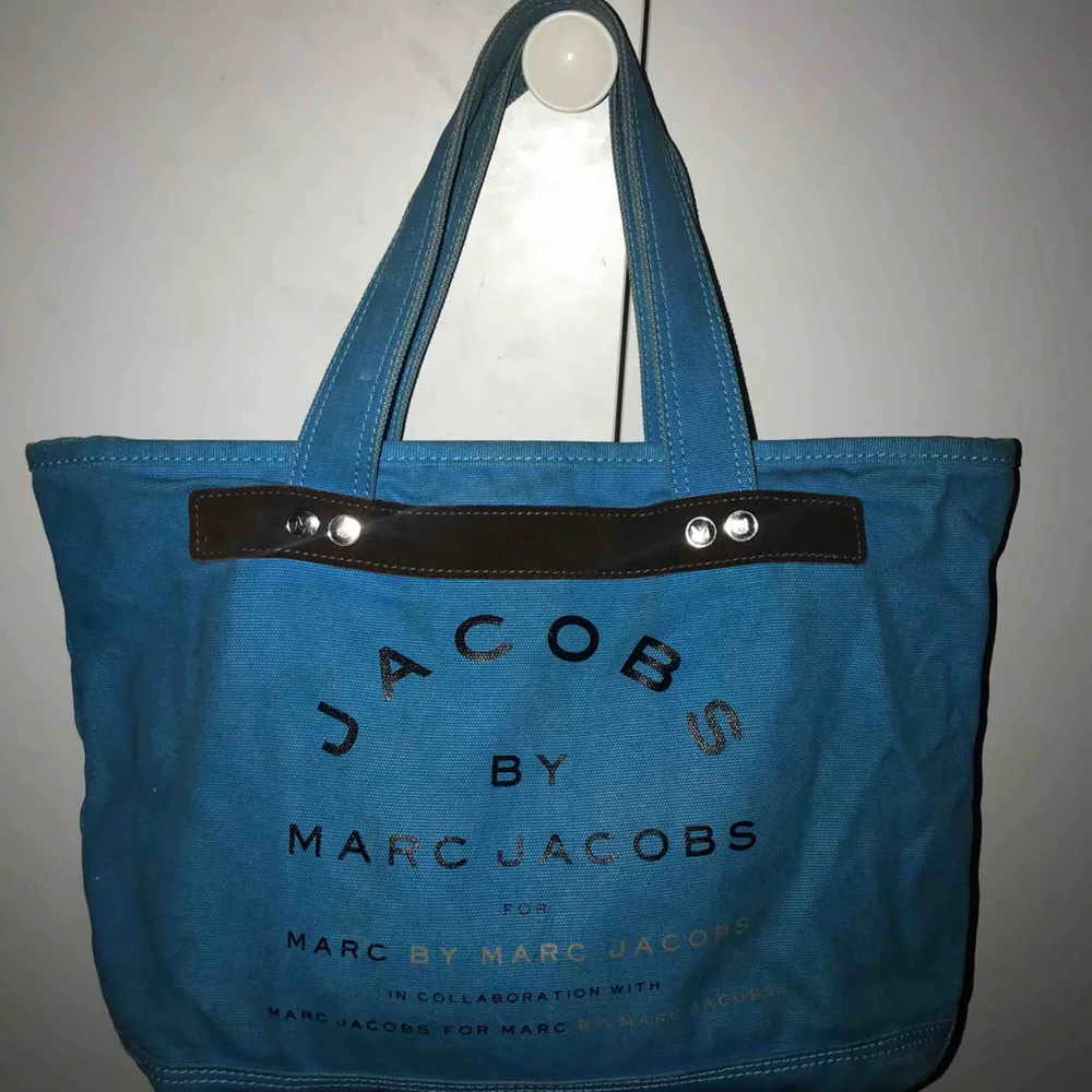 Blå tyg påse från Marc by Marc Jacobs . Väskor.