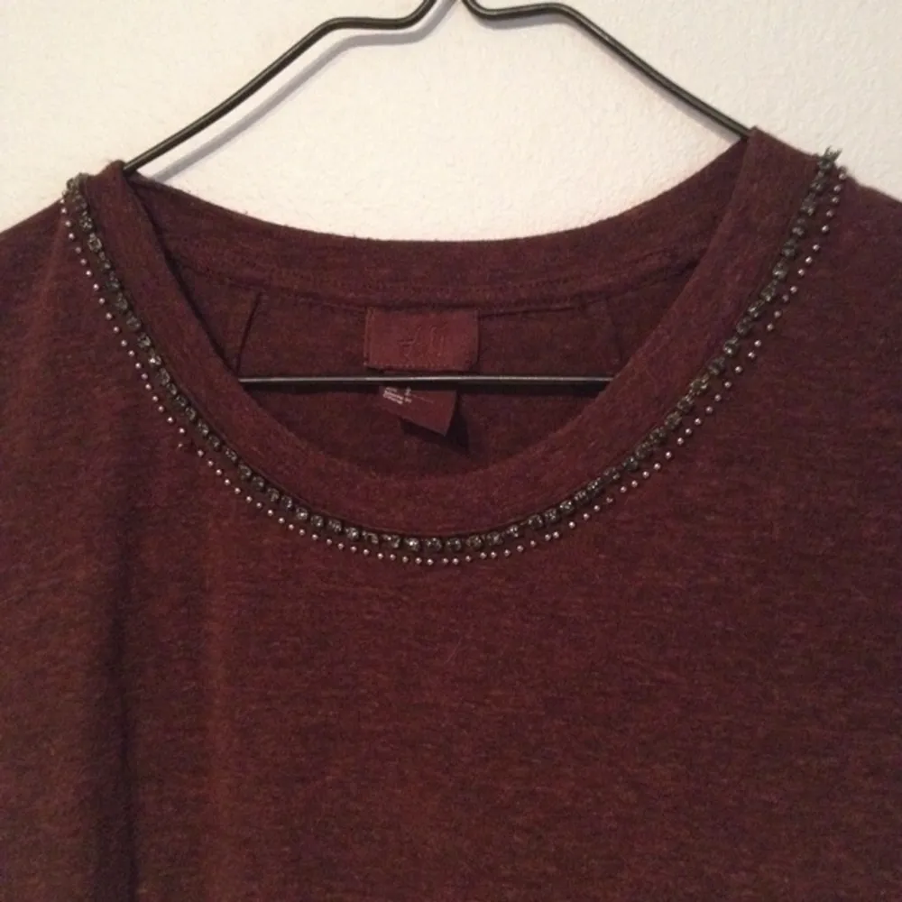 Fin vinröd t-shirt med pärlor runt halsringningen, fr H&M. Använd 2 ggr.. Övrigt.