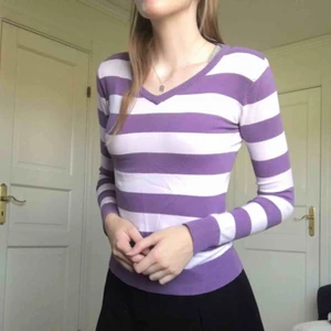  - Randig långärmad tröja i fint skick. ~frakt(36kr) ingår i priset
