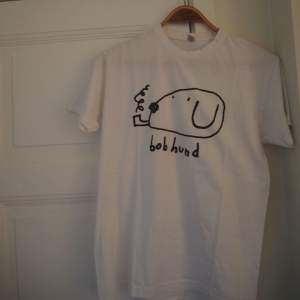 Merch konsert-T-shirt Bob Hund GrönaLund💛 Hyfsat oanvänd. Pytteliten fläck på Loggan, men inget som stör. 