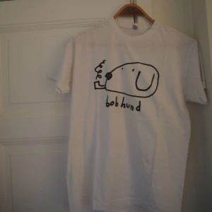  - Merch konsert-T-shirt Bob Hund GrönaLund💛 Hyfsat oanvänd. Pytteliten fläck på Loggan, men inget som stör. 