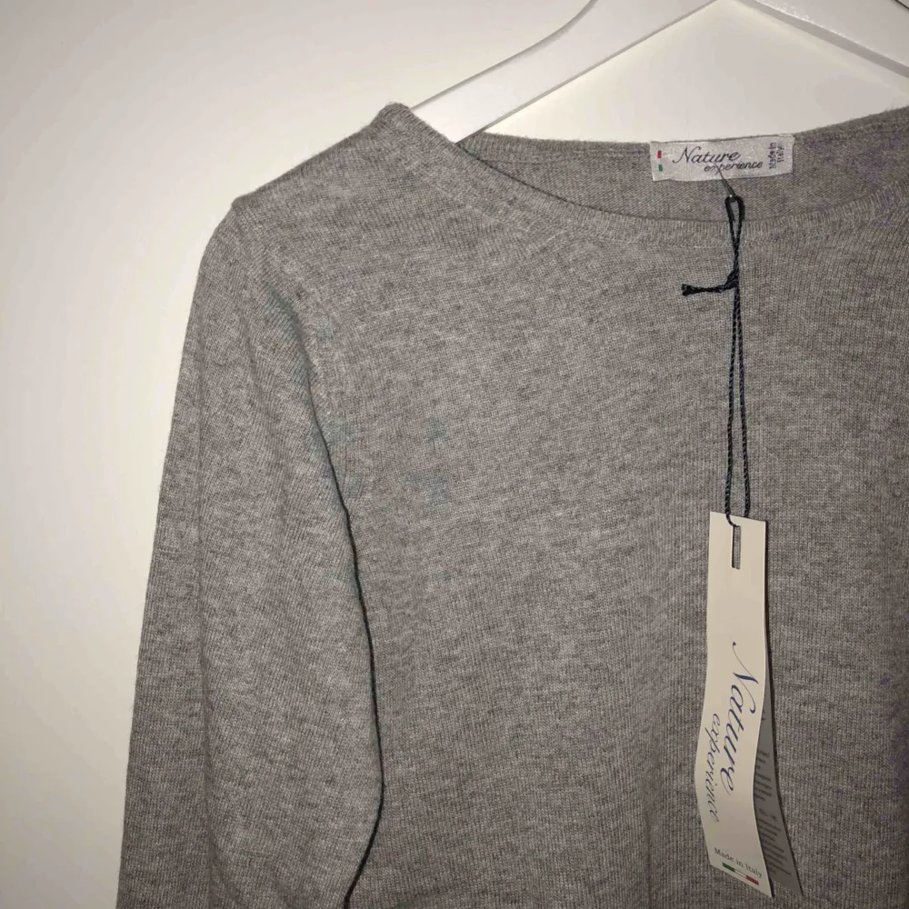 Grå stickad tröja i cashmere-blandning, helt oanvänd med lappen kvar!. Tröjor & Koftor.