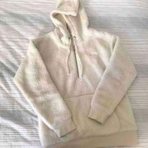 Benvit hoodie i teddy-material från Vans. Säljer den då den tyvärr inte kommit till användning av mig! Den är helt ny i skicket och snyggt oversized.
