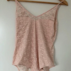  - Ursnygg ljusrosa body från H&M, aldrig använt endast provad. Kan mötas upp i Södertälje eller posta om du står för frakten. Kolla gärna mina andra annonser. :)