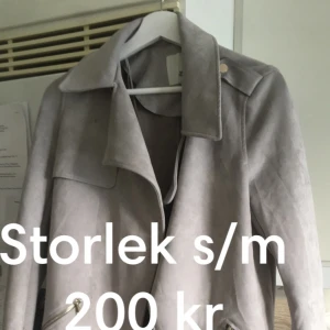  - Kort jacka i nocka imitation från riverisland storlek s  Lång kappa från riverisland storlek s  Skinnjacka zara storlek s 