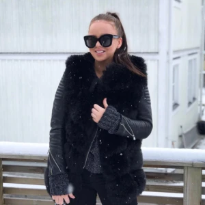  - HELT ny pälsväst i förpackning, råkade beställa två st! Storlek S på den