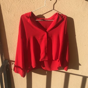  - Röd blus från Monki. 