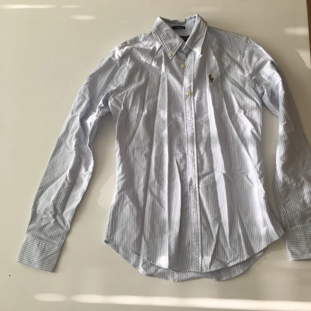 Skjorta från Ralph Lauren, slim fit storlek 0. Kan postas, köparen betalar frakten, eller mötas upp i Kungsbacka. . Skjortor.
