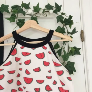  - Hur söt är inte den här toppen? Perfekt nu i det varma vädret🍉Köpt här på plick men har inte kommit till användning. Ingen strl eller märke i den, uppskattar att den är XS. Priset är exkl. frakt. Kolla gärna min profil eller ställ en fråga🌸