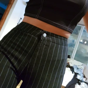  - Helt nya svarta och vitrandiga byxor från Boohoo, med prislappar. Skitsnygga men tyvärr för små för mig. 30 långa i benen, så passar någon som är 160-172, eller lite croppade för längre personer! :) Frakt ingår! 