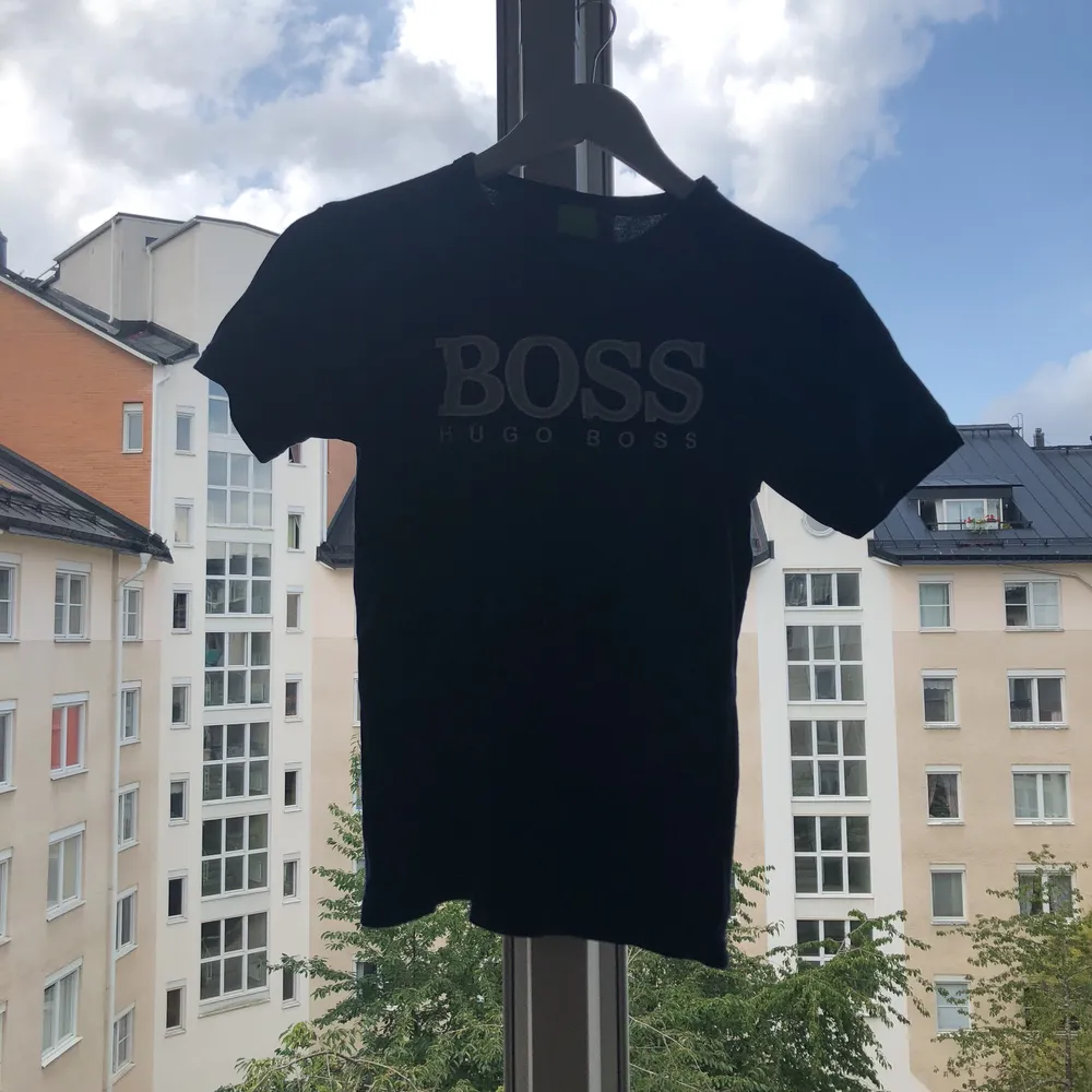 Hugo boss t shirt köpt utomlands inte äkta men syns ingen skillnad. Inga skador eller fel. . T-shirts.